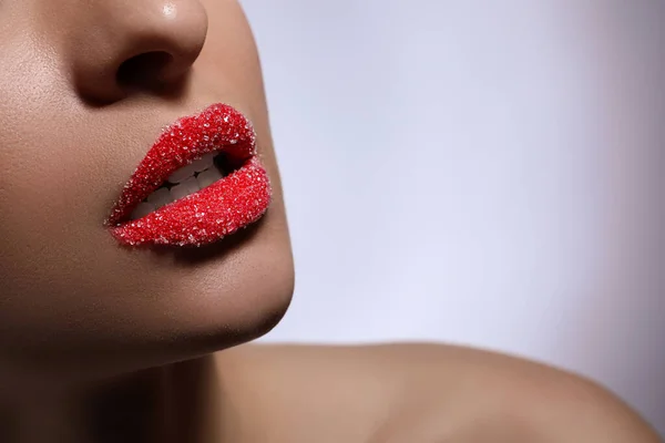 Νεαρή Γυναίκα Χείλη Καλυμμένα Ζάχαρη Ελαφρύ Φόντο Κοντινό Πλάνο Χώρος — Φωτογραφία Αρχείου