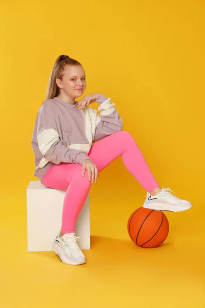 Menina Indie Bonito Com Bola Basquete Fundo Amarelo — Fotografia de Stock