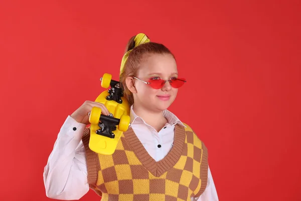 Menina Indie Bonito Com Óculos Sol Penny Board Fundo Vermelho — Fotografia de Stock