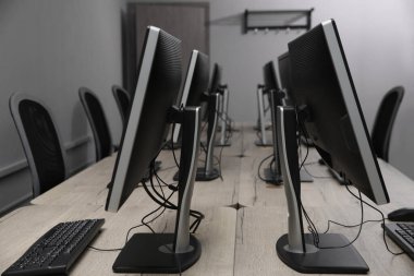Açık uzay ofisindeki birçok modern bilgisayar