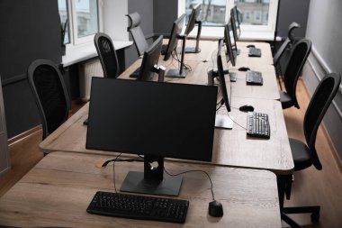 Açık uzay ofisindeki birçok modern bilgisayar
