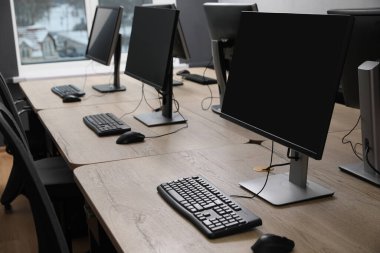 Açık uzay ofisindeki birçok modern bilgisayar