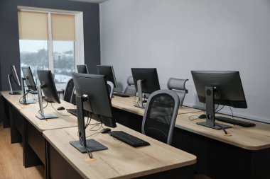 Açık uzay ofisindeki birçok modern bilgisayar