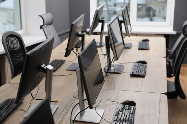 Açık uzay ofisindeki birçok modern bilgisayar