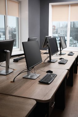 Açık uzay ofisindeki birçok modern bilgisayar
