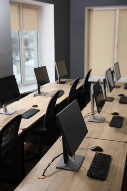 Açık uzay ofisindeki birçok modern bilgisayar