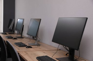 Açık uzay ofisindeki birçok modern bilgisayar