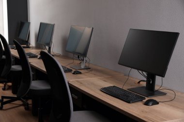 Açık uzay ofisindeki birçok modern bilgisayar