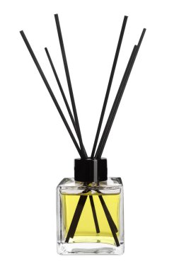 Aromatik kamış oda spreyi beyazda izole edilmiş.