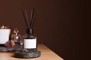 Ahşap masa üzerinde Aromatik kamış oda spreyi, metin için yer