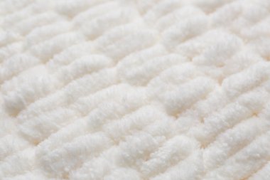 Arka plan olarak yumuşak beyaz örgü kumaş, yakın plan