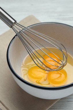 Beyaz masadaki kasede çırpılmış yumurta, yakın plan.
