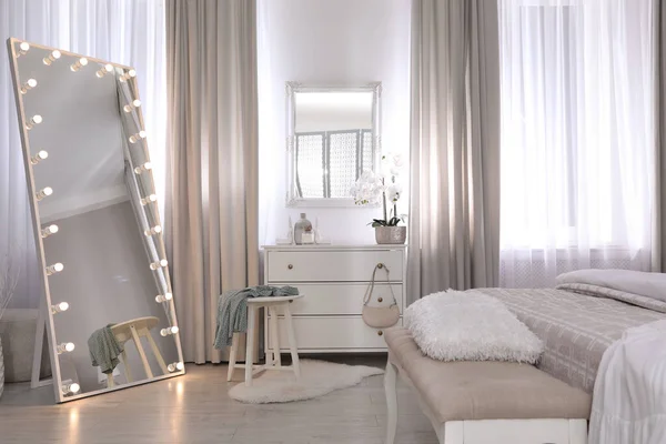 Großer Spiegel Mit Glühbirnen Und Kommode Schlafzimmer Innenarchitektur — Stockfoto