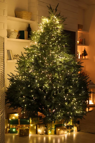 Stilvolles Wohnzimmer Interieur Mit Schönem Weihnachtsbaum — Stockfoto