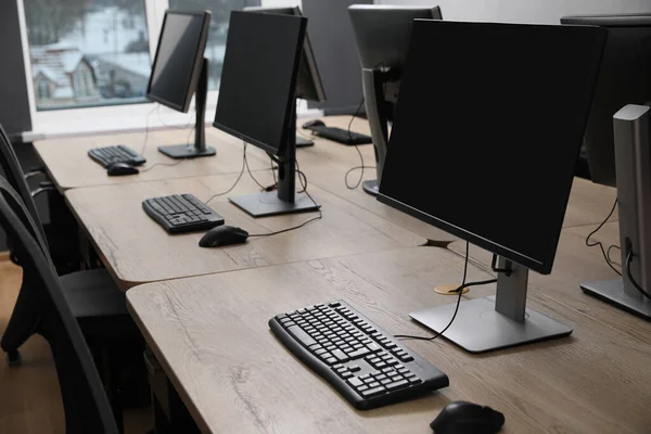 Πολλοί Σύγχρονοι Υπολογιστές Στο Γραφείο Ανοιχτού Χώρου — Φωτογραφία Αρχείου