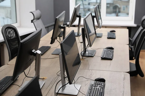 Πολλοί Σύγχρονοι Υπολογιστές Στο Γραφείο Ανοιχτού Χώρου — Φωτογραφία Αρχείου