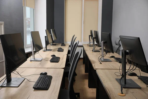 Nombreux Ordinateurs Modernes Dans Les Bureaux Aire Ouverte — Photo