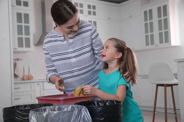 Jovem Sua Filha Jogando Casca Banana Lixo Cozinha Recolha Separada — Fotografia de Stock