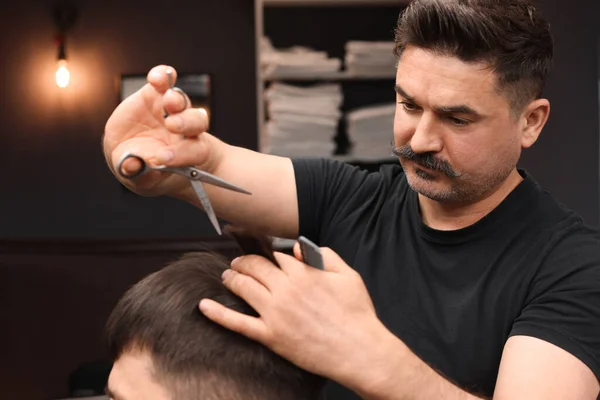 Cabeleireiro Profissional Cortando Cabelo Homem Barbearia — Fotografia de Stock