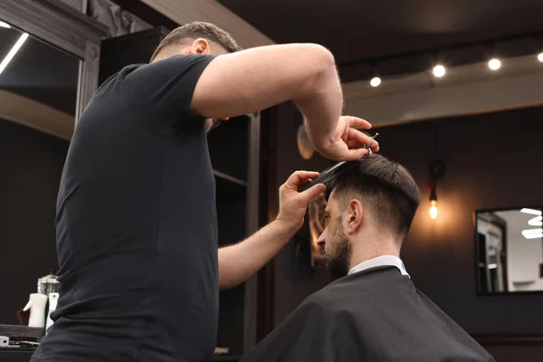 Coiffeur Professionnel Coupant Les Cheveux Homme Dans Salon Coiffure Vue — Photo