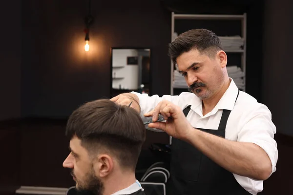 Coiffeur Professionnel Coupant Les Cheveux Homme Dans Salon Coiffure — Photo