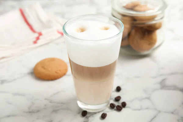 Latte Macchiato Lezat Kue Dan Biji Kopi Atas Meja Marmer — Stok Foto