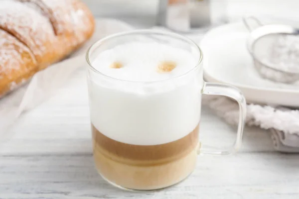 Delicious Latte Macchiato Croissant White Wooden Table — Stock Photo, Image