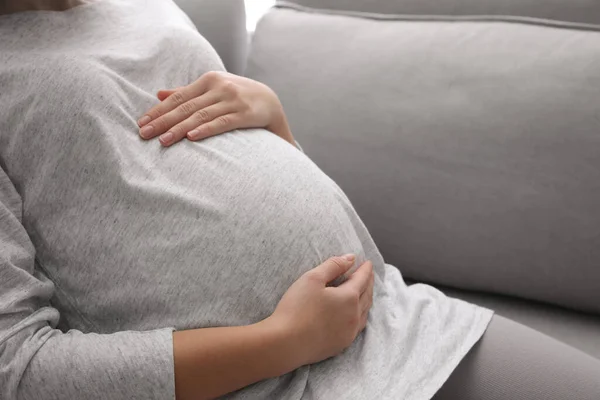 Donna Incinta Che Riposa Sul Divano Vista Vicino — Foto Stock