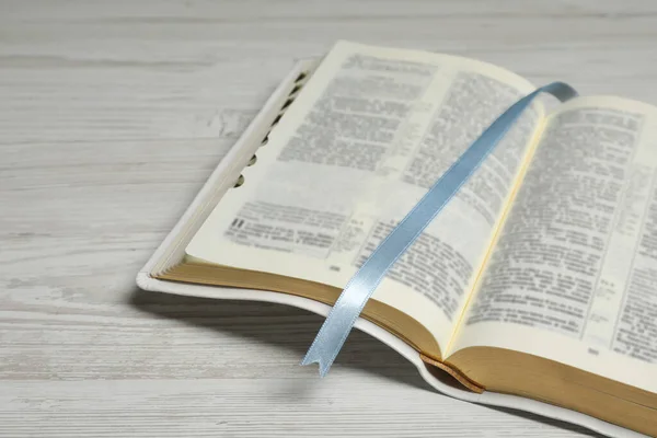 Öppen Bibel Vitt Träbord Kristen Religiös Bok — Stockfoto