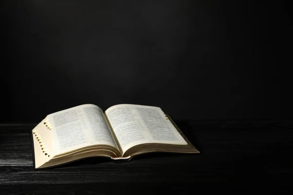 Відкрийте Біблію Чорному Дерев Яному Столі Місце Тексту Християнська Релігійна — стокове фото