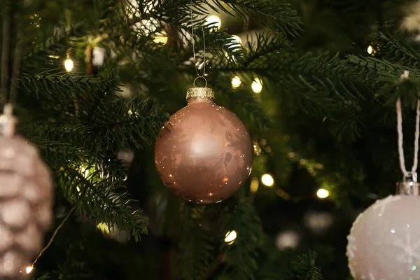 Hermosas Bolas Luces Hadas Árbol Navidad Primer Plano —  Fotos de Stock