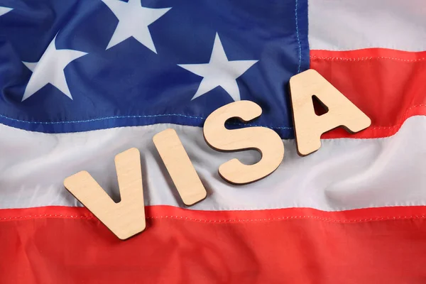 単語ビザアメリカのフラグは フラットレイアウト上の木製の文字で作られた 米国への移民 — ストック写真