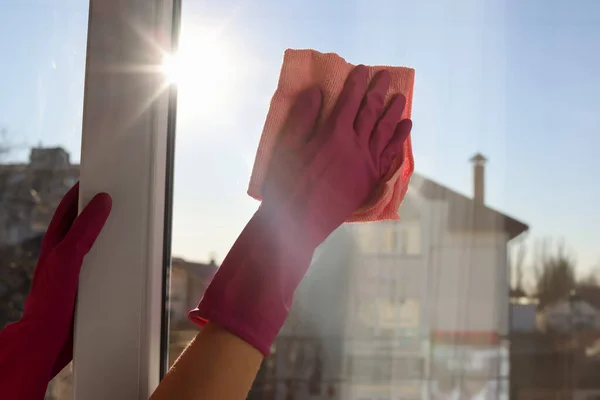 Jonge Vrouw Schoonmaken Van Glas Met Doek Thuis Close — Stockfoto