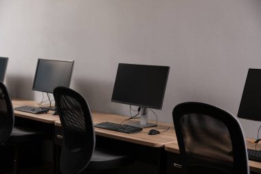 Açık uzay ofisindeki birçok modern bilgisayar