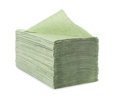 Beyaz üzerine izole edilmiş kağıt havlu yığını