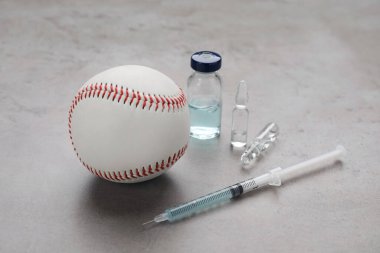 Beyzbol topu, şırınga ve uyuşturucular açık gri masada. Doping kavramı