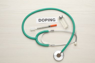 Beyaz ahşap masada Doping, steteskop ve uyuşturucuyla düz kompozisyon