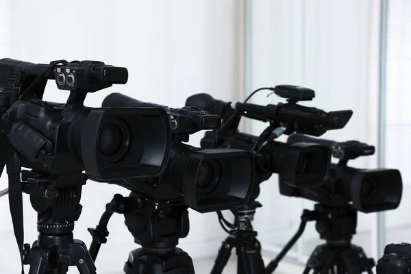 Modern Videokamera Inomhus Professionell Medieutrustning För Sändningsevenemang — Stockfoto
