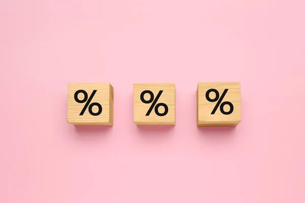 Wooden Cubes Percent Signs Pink Background Flat Lay — Stock Photo, Image
