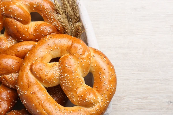 Köstliche Brezeln Mit Sesam Und Weizenspitzen Auf Weißem Holztisch Draufsicht — Stockfoto