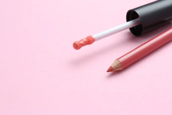 Lippotlood Borstel Van Vloeibare Lippenstift Roze Achtergrond Ruimte Voor Tekst — Stockfoto