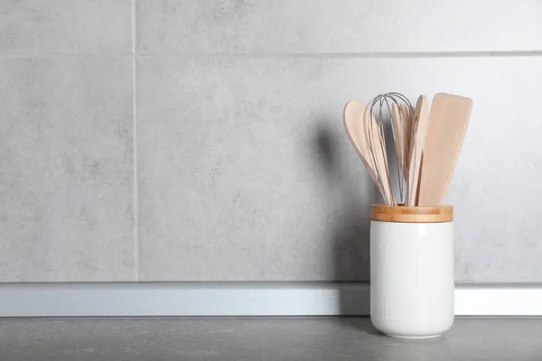 Hållare Med Köksredskap Grått Bord Plats För Text — Stockfoto