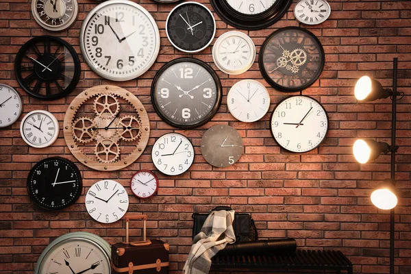 Collezione Orologi Appesi Muro Mattoni Rossi All Interno — Foto Stock