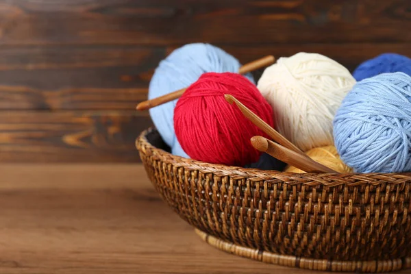 Panier Osier Avec Des Pinces Fils Tricoter Colorés Crochets Sur — Photo