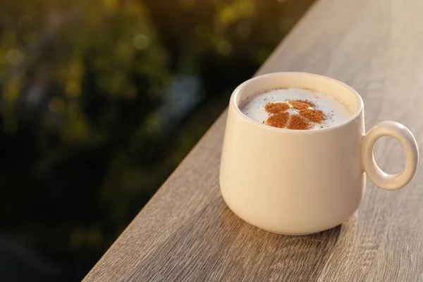 Keramische Tasse Aromatischer Kaffee Mit Schaumstoff Auf Holztisch Raum Für — Stockfoto