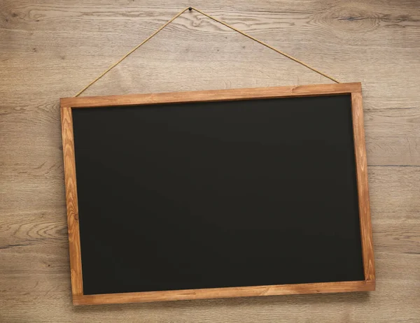 Schoon Zwart Schoolbord Hangend Aan Houten Muur — Stockfoto