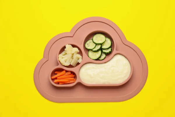 健康婴儿食品在盘子黄色背景 顶部视图 — 图库照片
