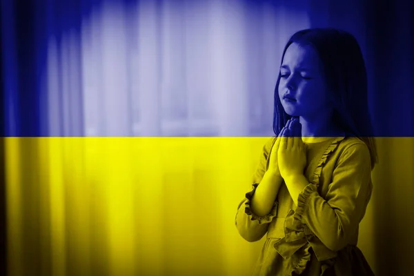 우크라이나를위해 기도하라 집안에서 기도하는 소녀의 우크라이나 — 스톡 사진