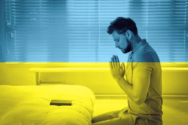 Моліться Україну Подвійний Показ Людини Біблійними Молитвами Приміщенні Українському Національному — стокове фото