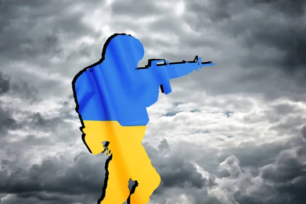 Silhuett Soldat Färg Ukrainska Flagga Med Misshandel Gevär Mot Molnig — Stockfoto